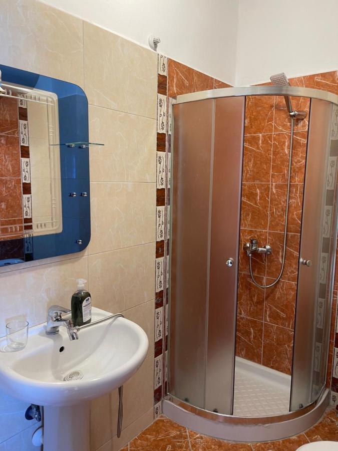 Sina Apartments Sarandë Esterno foto
